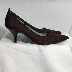 Like New Tahari Dottie Pointed Toe Pump 6.5M
